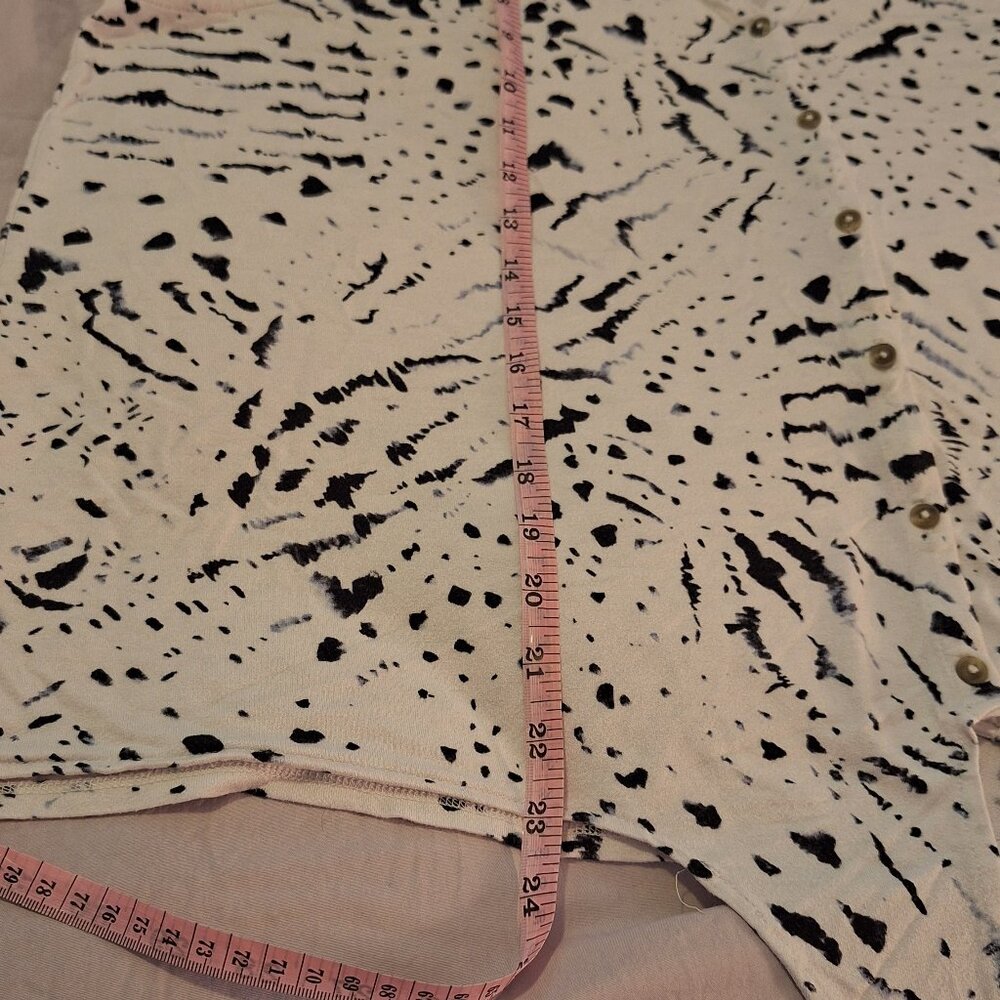 Woman's Sleeveless Cropped Tie-Front Shirt - Picture 3 of 8